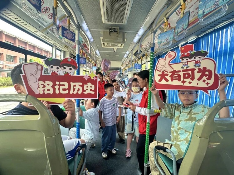 校園定制公交里的特別一課:童心共赴向陽之約